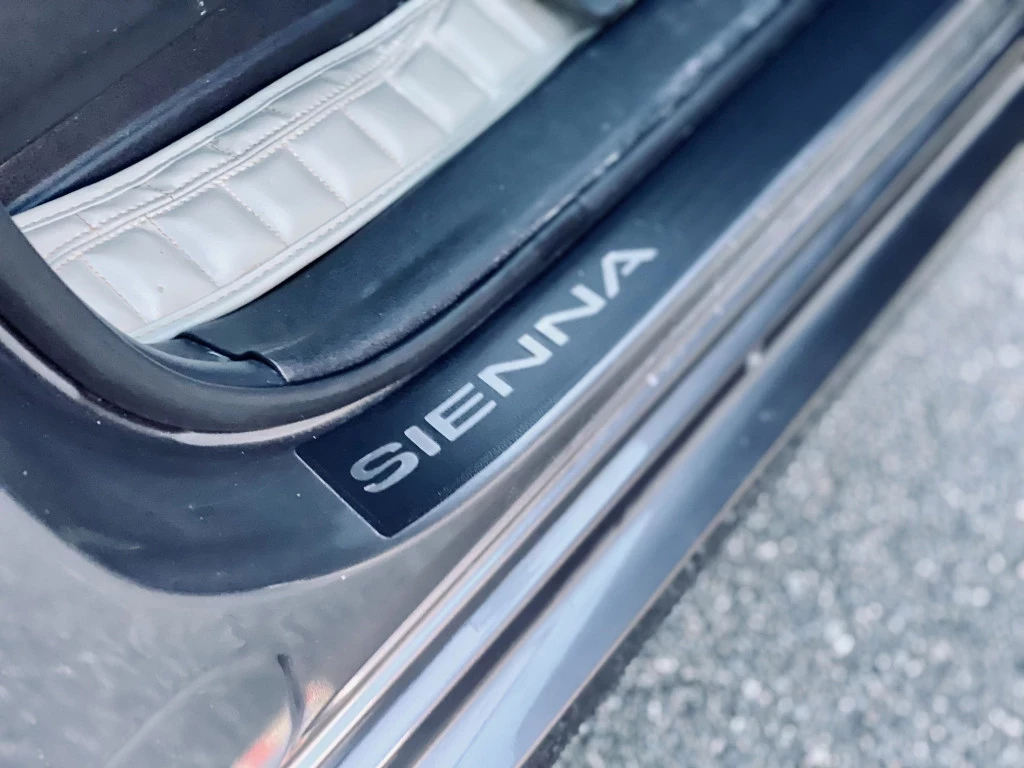 Used 2019 Toyota  SIENNA SE 8-PASSENGER FWD 
