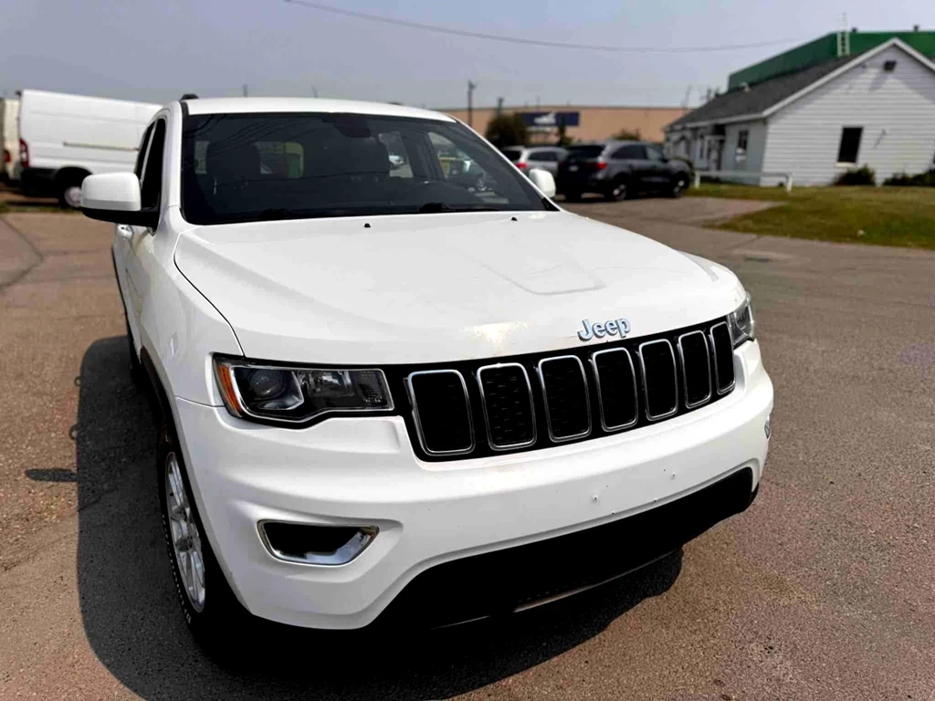 Used 2020 Jeep GRAND CHEROKEE LAREDO AWD 