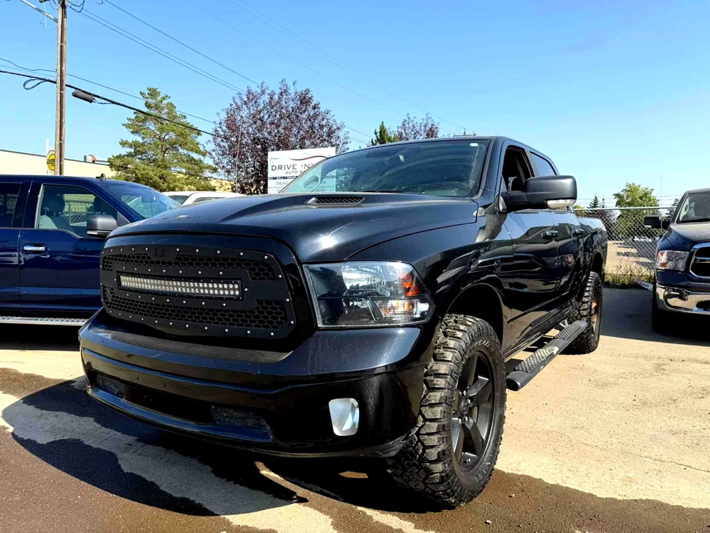 Used 2019 RAM 1500 CLASSIC SLT CREW 4X4 LEATHER LIFTED TRUC 