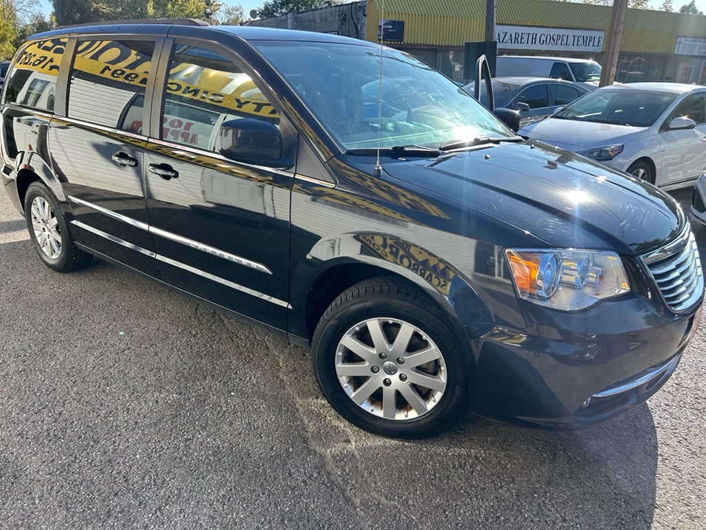 Used 2016 Chrysler TOWN & COUNTRY FWD 