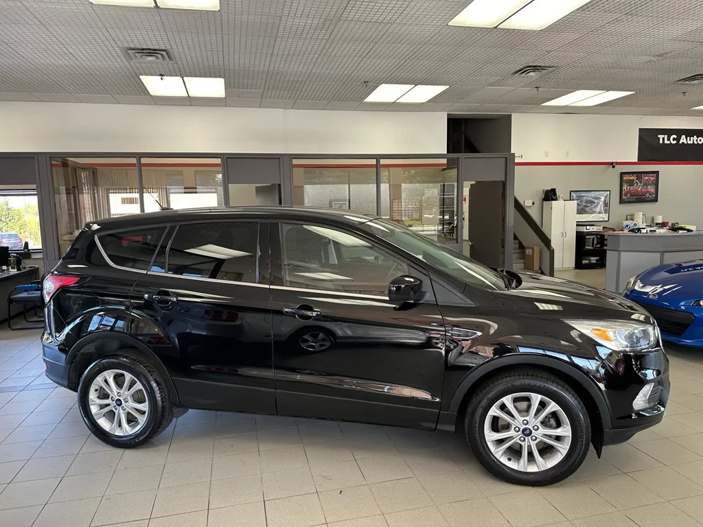 Used 2017 Ford ESCAPE SE 
